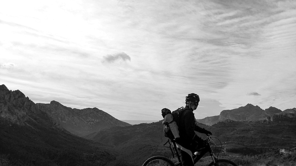 La visión sobre el valle alto del río Algar cierra el marco por el Sur.