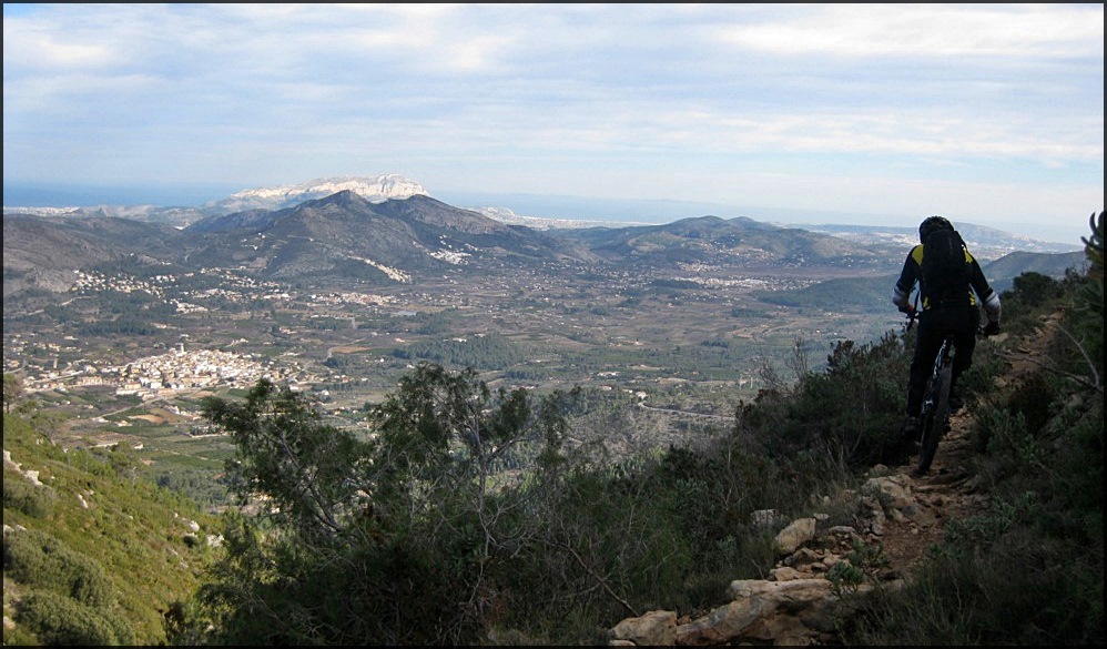 Conviene parar a recuperar físico en una trialera tan larga y trabajosa, y aprovechar para sacar alguna foto. El marco es muy fotogénico.