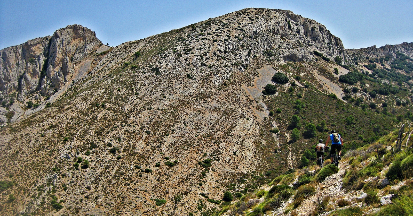 En dirección al Portet de Fageca hay que estar bien atentos para no perder el sendero bueno. En la imagen se aprecia el lomo que desciende desde el Morro Regall.